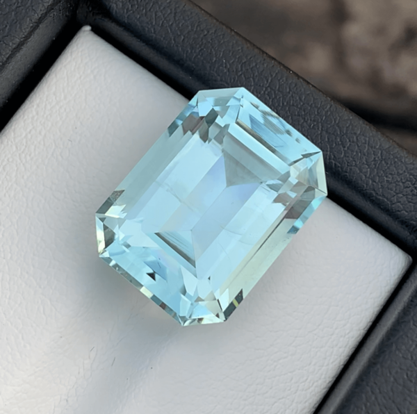 15.95 CT Blue Excellent Cut Natural Aquamarine Gemstone from Pakistan.